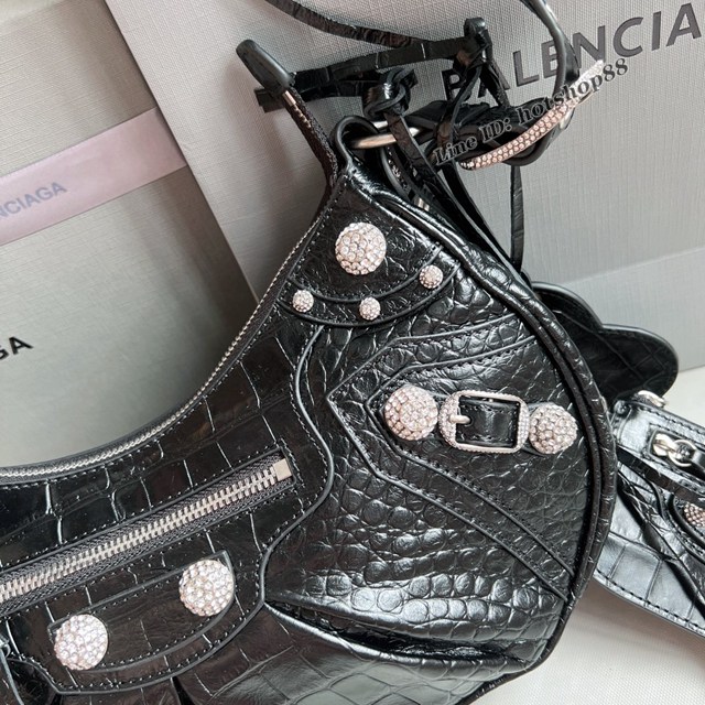 Balenciaga專櫃爆款肩背包 巴黎世家黑色鱷魚紋鑽石五金blingbling Le Cagole月牙包 fyj1592